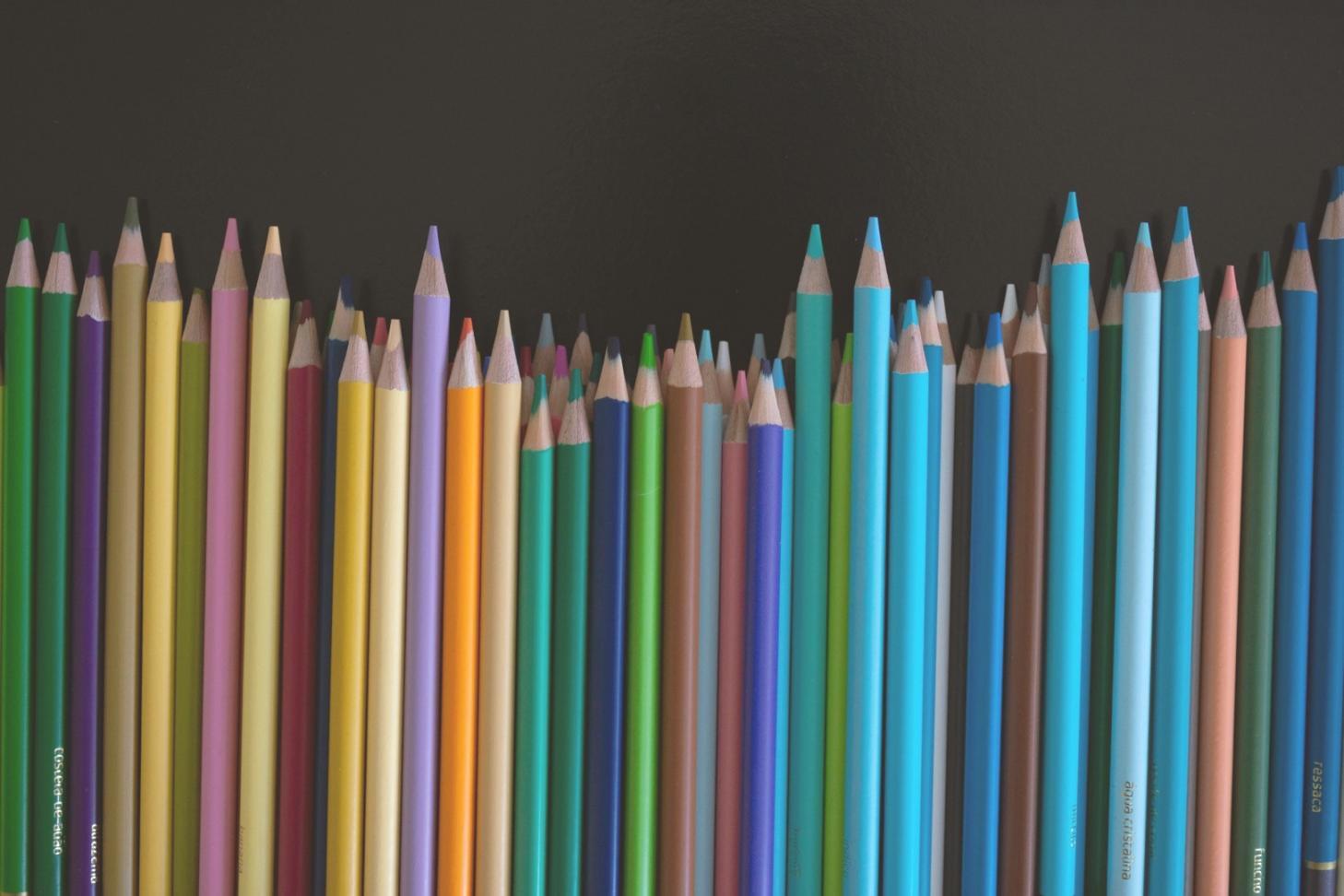 Atelier d'aquarelle avec étudiants internationaux travaillant sur leurs créations