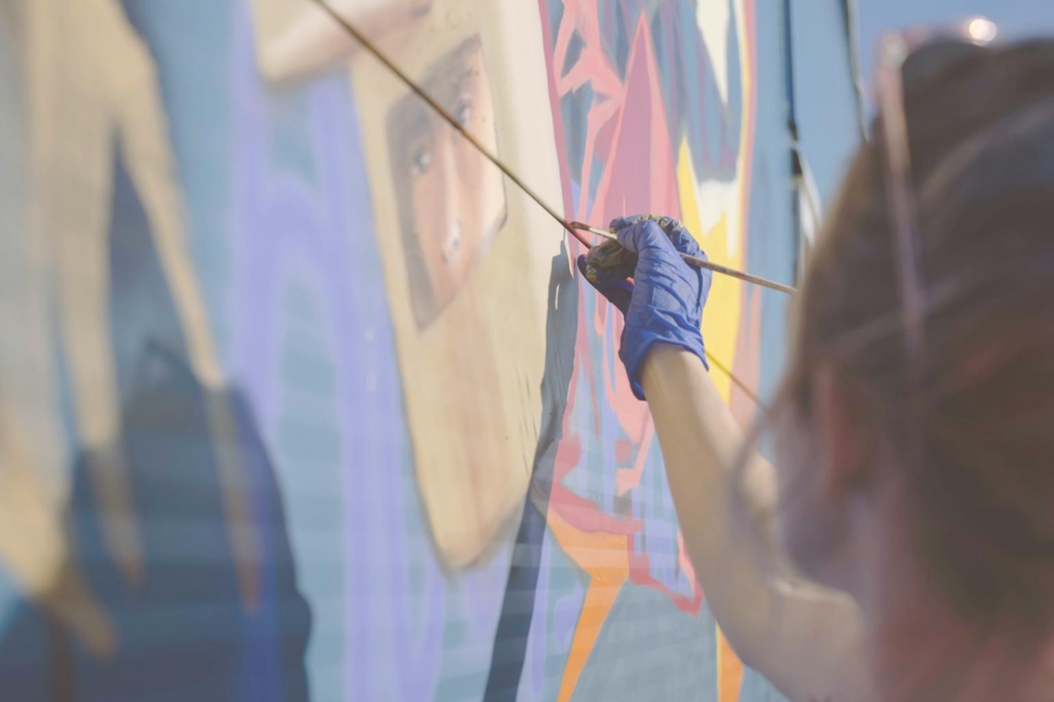 Atelier d'aquarelle montrant l'environnement créatif et le matériel utilisé